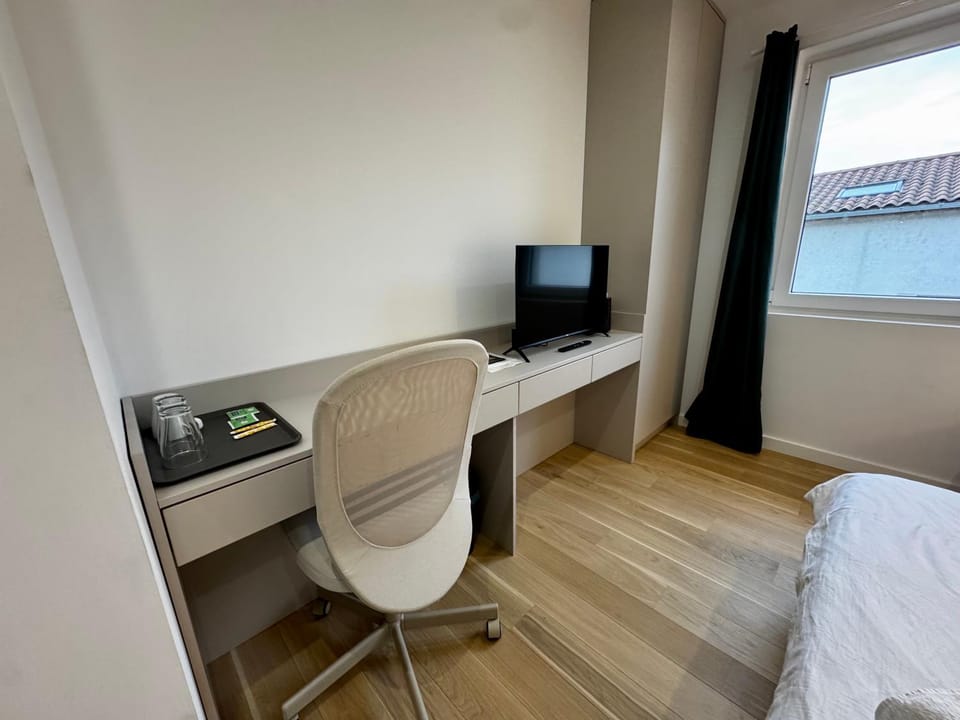 Chambre privée climatisée avec salle de bains partagée-le Sapin Vacation rental in Auvergne-Rhône-Alpes