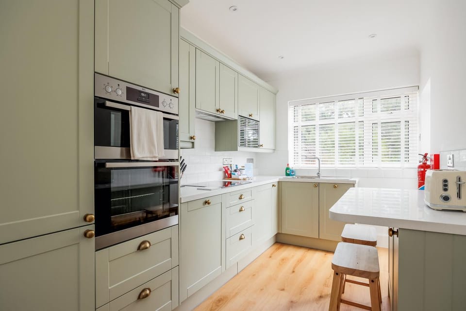Primrose - Refurbished Family Home, With Rear Garden House in Poole