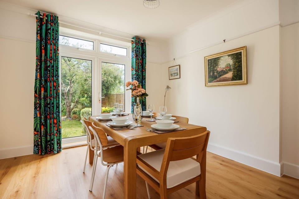 Primrose - Refurbished Family Home, With Rear Garden House in Poole