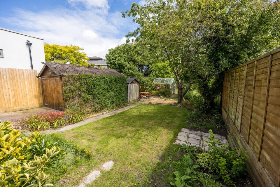 Primrose - Refurbished Family Home, With Rear Garden House in Poole