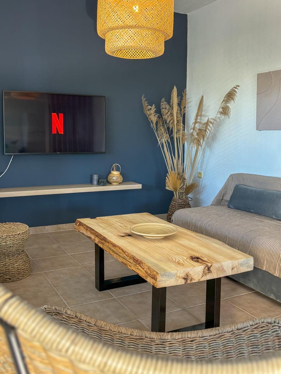 TV and multimedia, Living room, Seating area, Evening entertainment