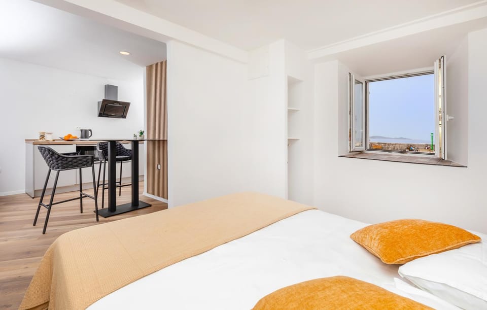 Bed, Dining area, Bedroom