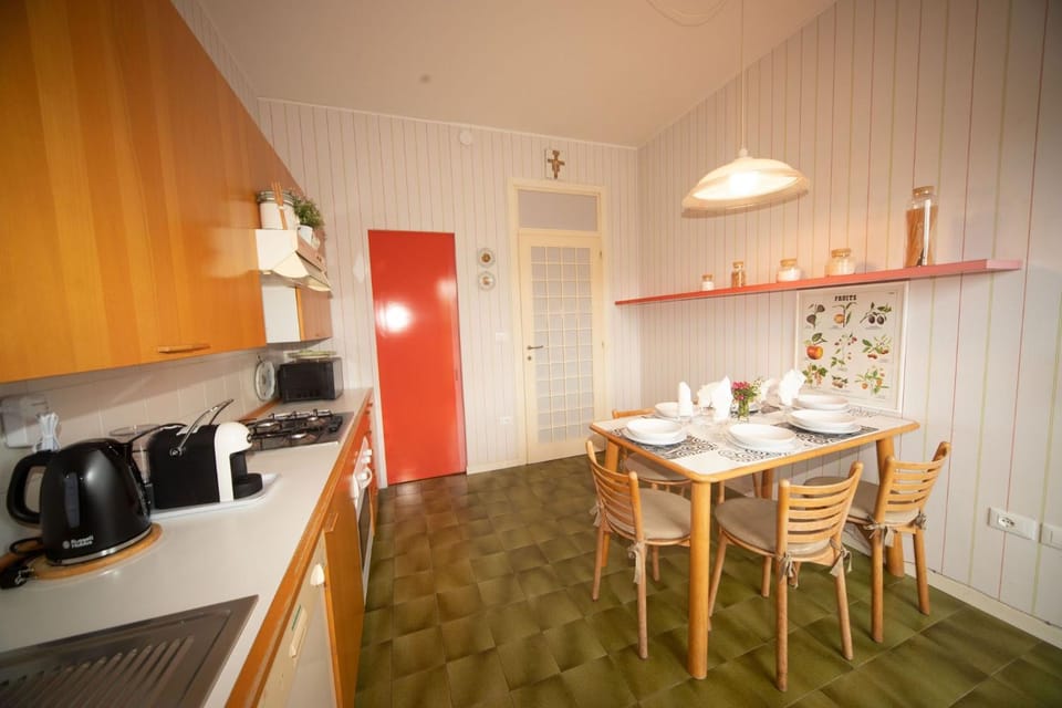 Coffee/tea facilities, Kitchen or kitchenette, Dining area, stove