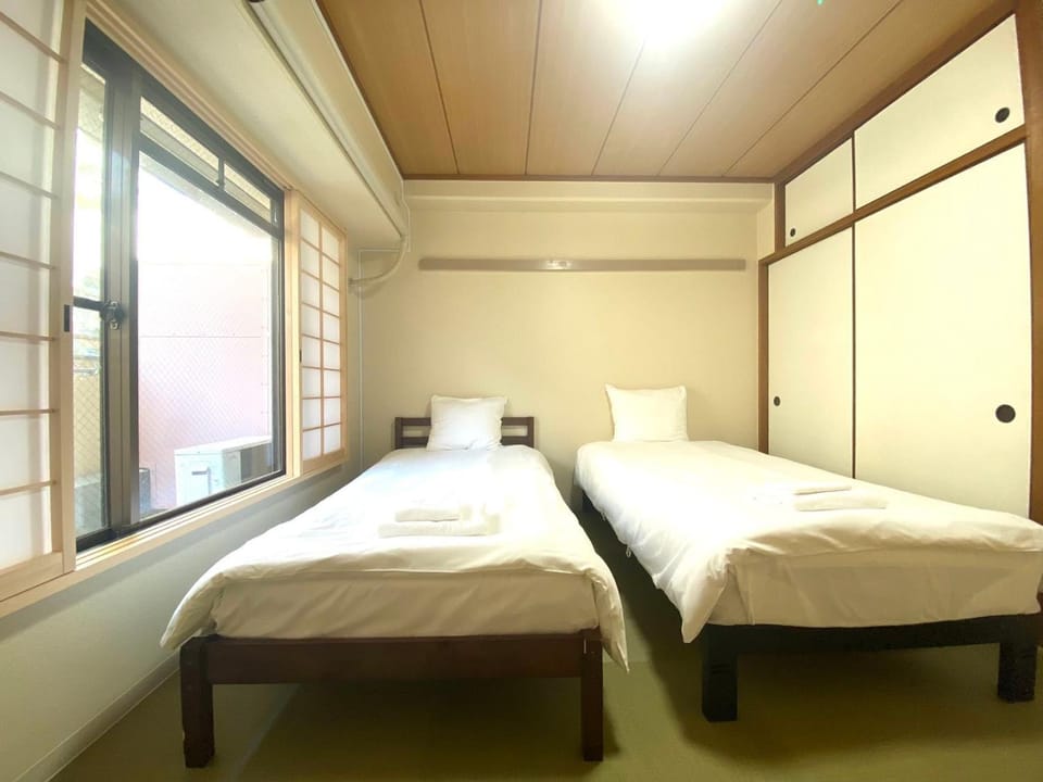 3 minutes on foot from Dotonbori East Entrance 5 minutes on foot from Shinsaibashi area traditional Japanese-style room Apartment in Osaka