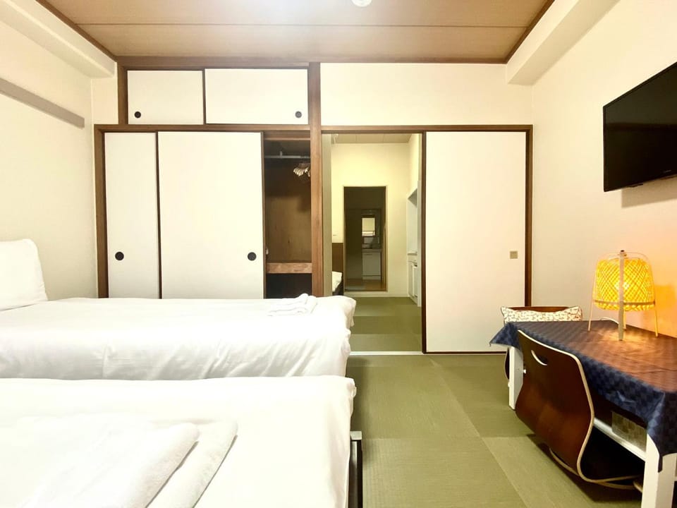 3 minutes on foot from Dotonbori East Entrance 5 minutes on foot from Shinsaibashi area traditional Japanese-style room Apartment in Osaka