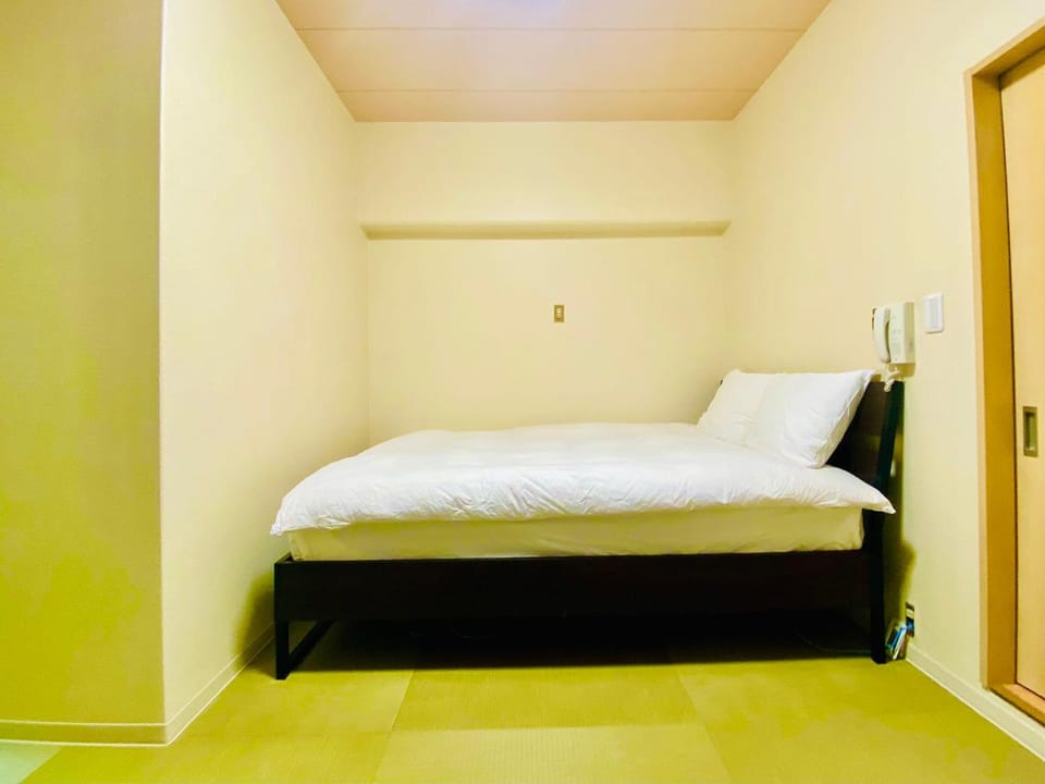3 minutes on foot from Dotonbori East Entrance 5 minutes on foot from Shinsaibashi area traditional Japanese-style room Apartment in Osaka