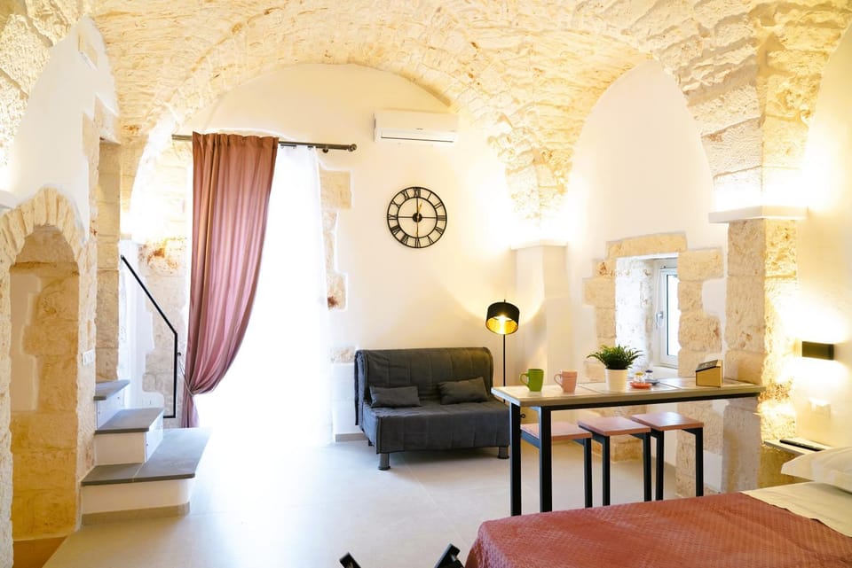 Bed, Living room, Photo of the whole room, Seating area, Dining area, Bedroom, air conditioner