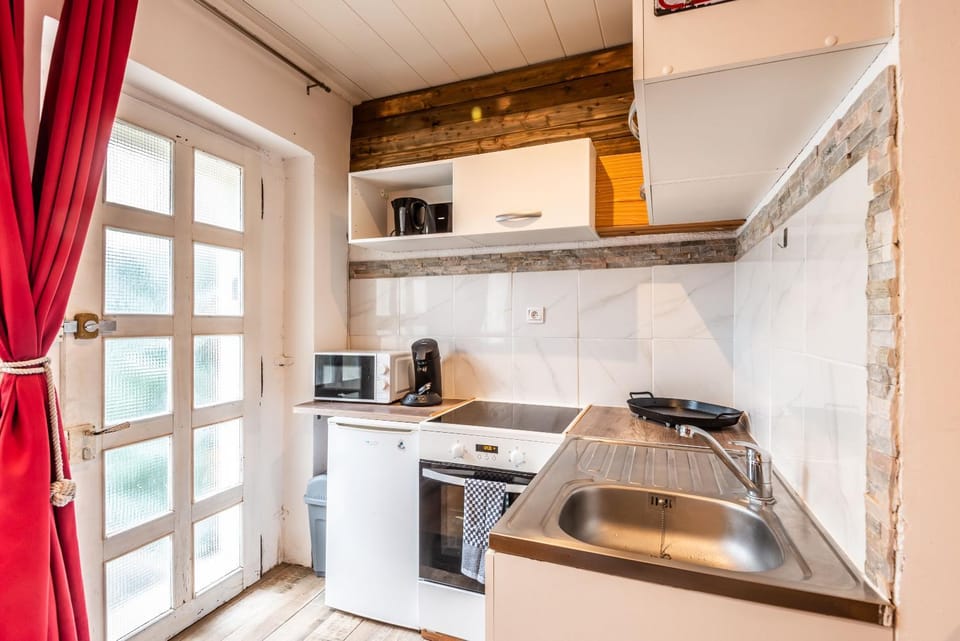 Coffee/tea facilities, Kitchen or kitchenette, microwave, oven, stove, toaster