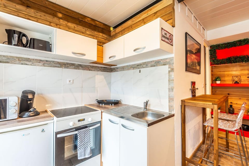 Coffee/tea facilities, Kitchen or kitchenette, Dining area, microwave, oven, stove, toaster