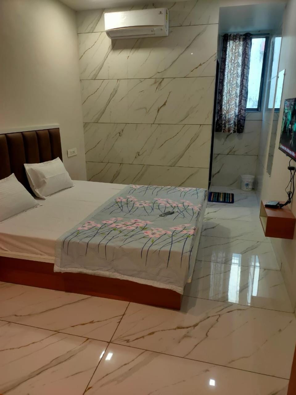 Bed, TV and multimedia, Photo of the whole room, air conditioner