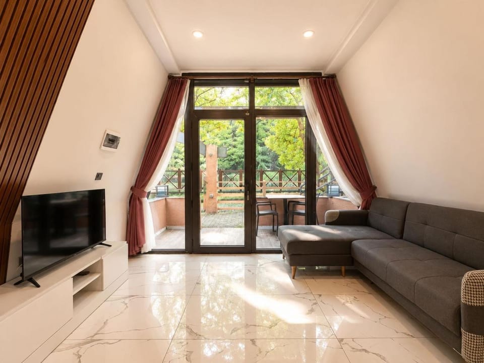 Communal lounge/ TV room, TV and multimedia, Living room, Seating area, Evening entertainment