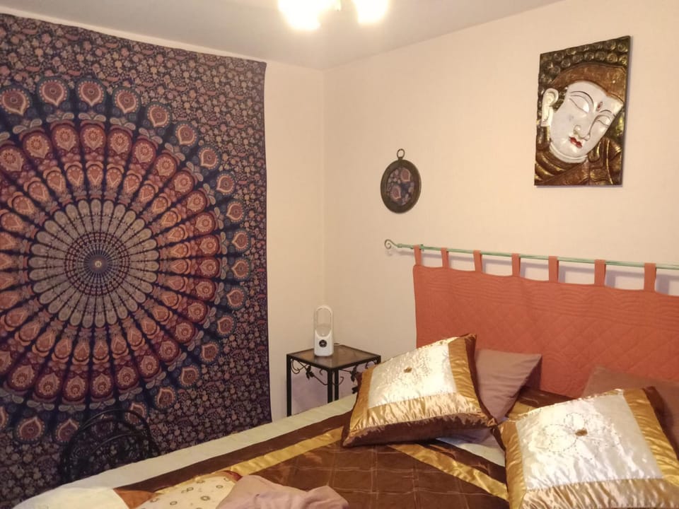 chambres d'hôtes 25 M2 privé , parking , jardin, piscine, spa, barbecue Ruoms Bed and Breakfast in Provence