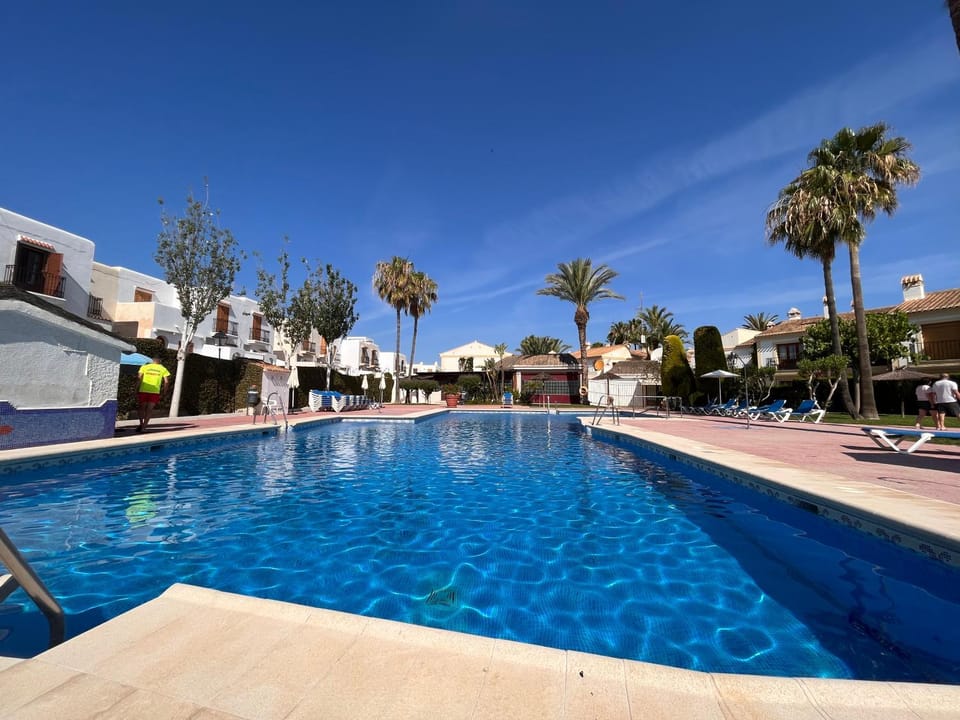 Property building, Swimming pool, sunbed
