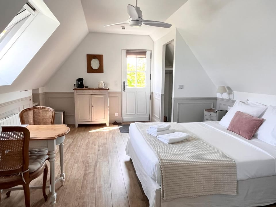 Bed, Photo of the whole room, Dining area, Bedroom