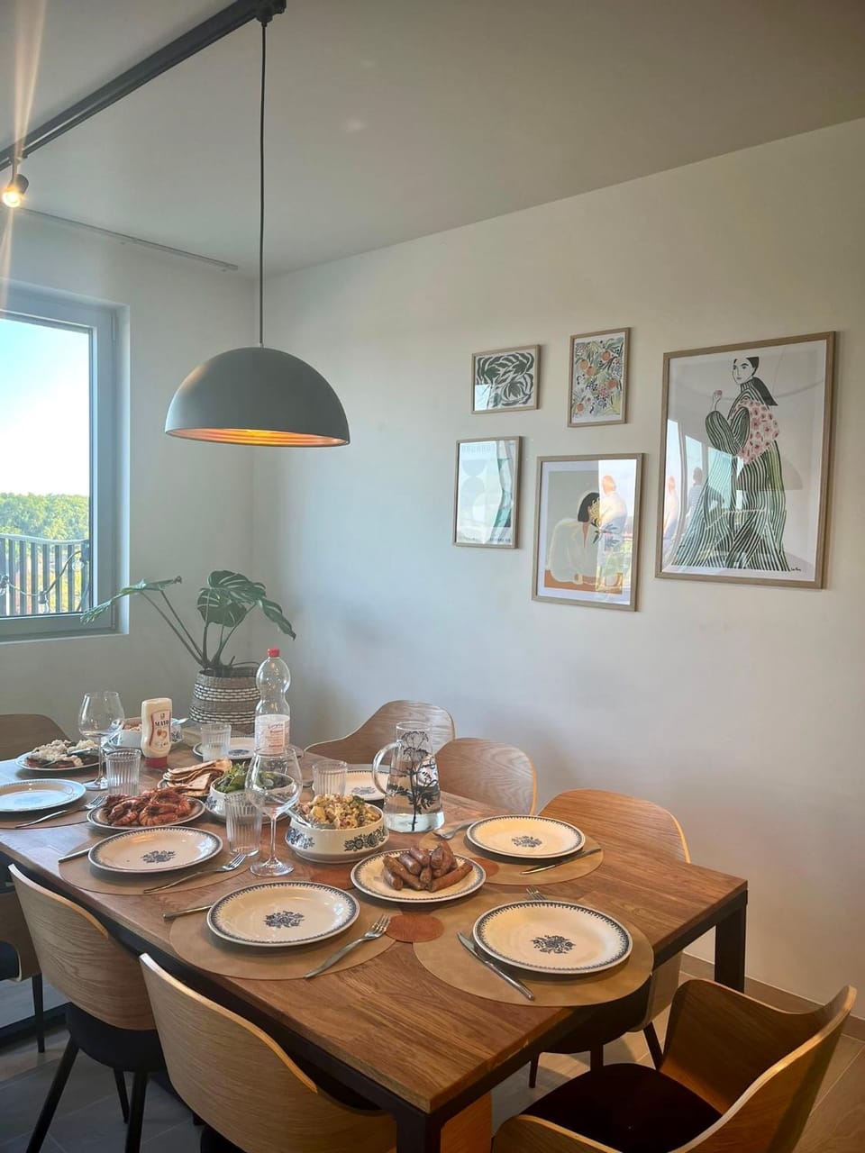 Living room, Food and drinks, Seating area, Dining area, Food