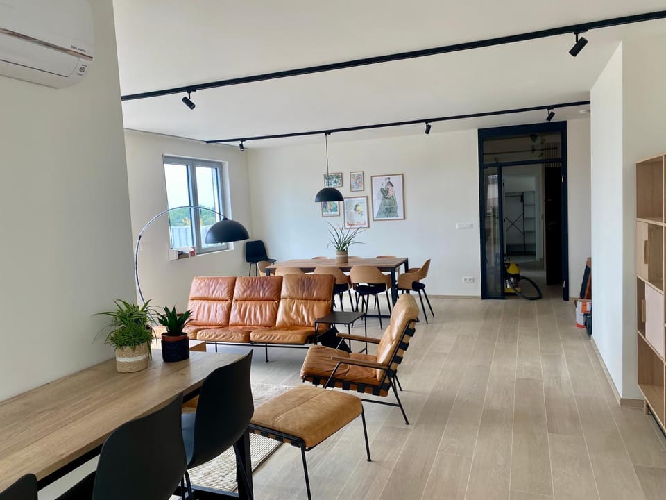 Living room, Seating area, Dining area, air conditioner