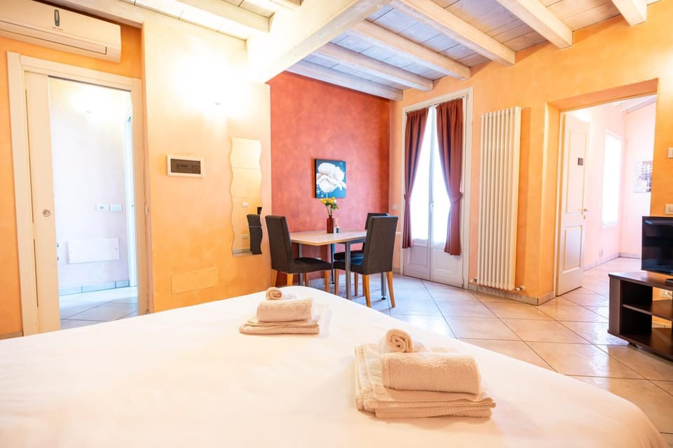 Bed, TV and multimedia, Photo of the whole room, Dining area