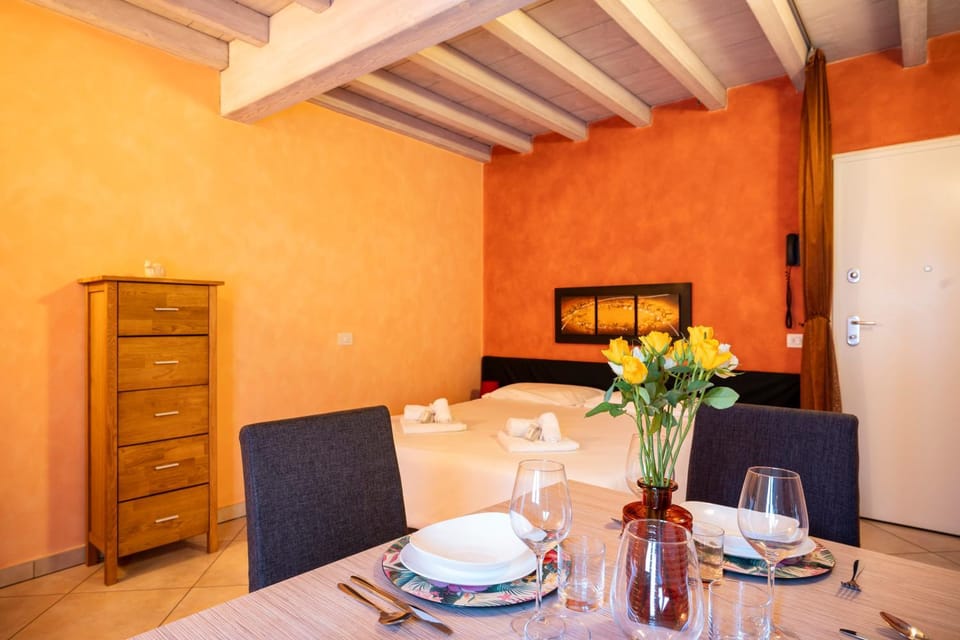 Bed, Photo of the whole room, Seating area, Dining area, Bedroom