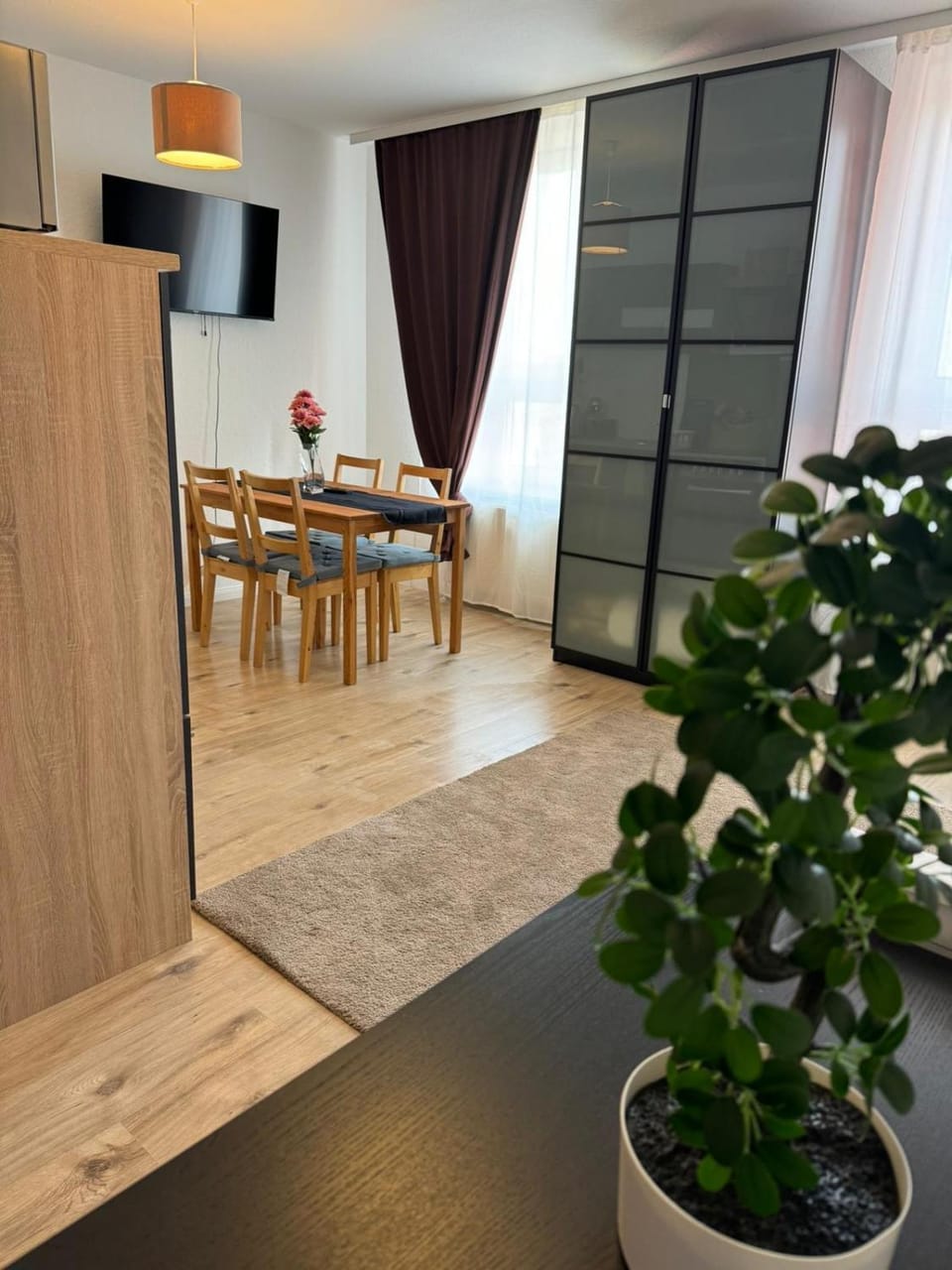 TV and multimedia, Kitchen or kitchenette, Living room, Seating area, Dining area