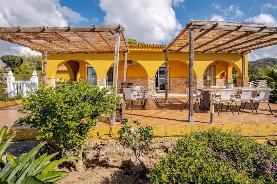 Patio, Day, Garden, Balcony/Terrace