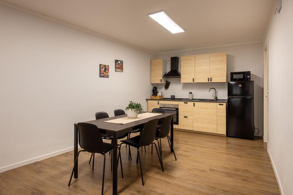 Kitchen or kitchenette, Dining area, oven