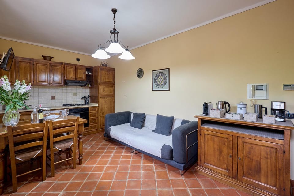 Coffee/tea facilities, Kitchen or kitchenette, Living room, Seating area, Dining area, stove, toaster