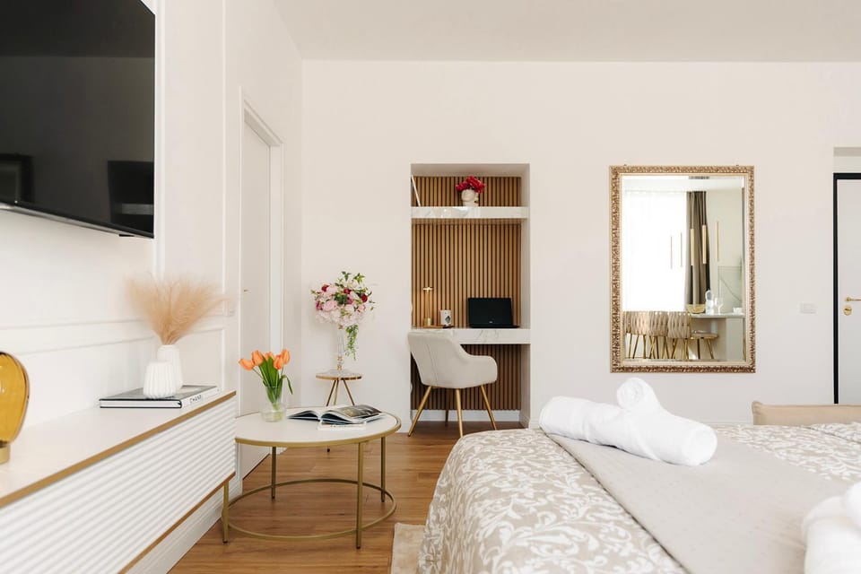 Photo of the whole room, Decorative detail, Decorative detail