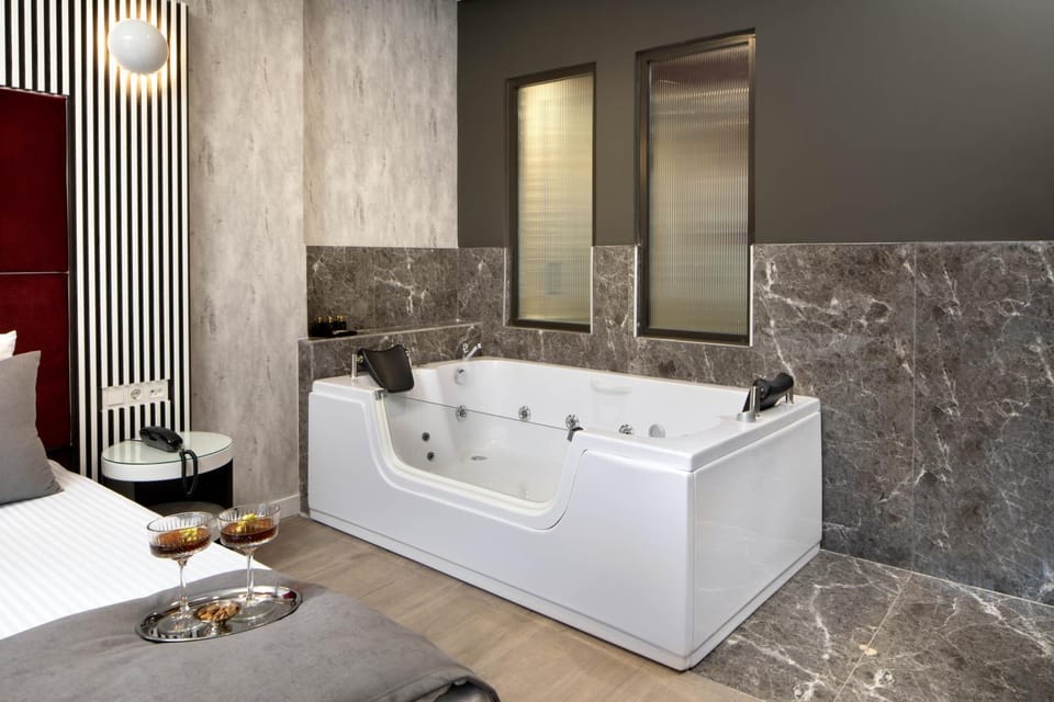 Hot Tub, Bathroom, Bedroom, Swimming pool, Bath