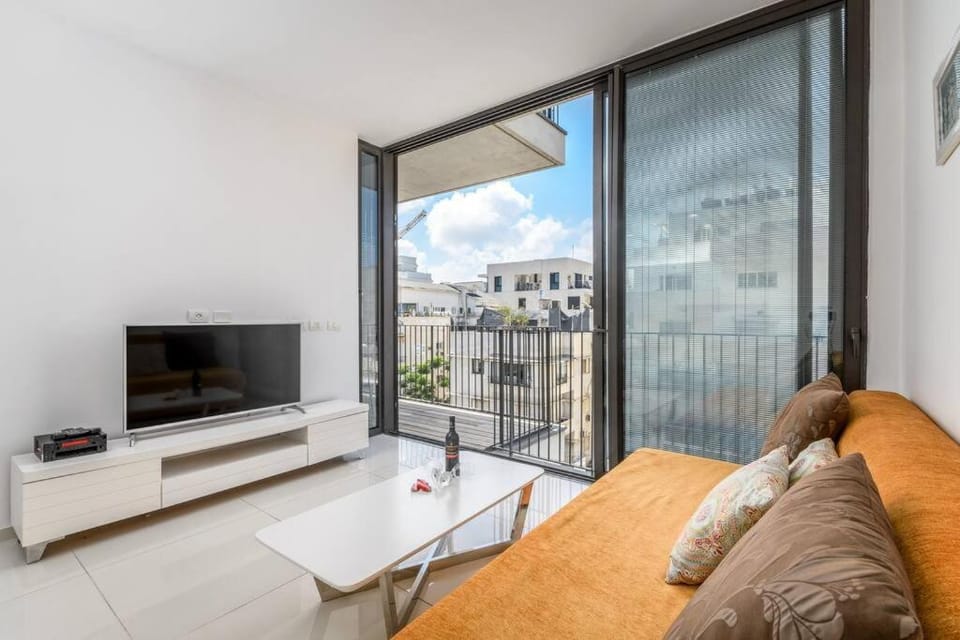 Sunny 1BR in New Building Parking by Hilton Beach Apartment in Tel Aviv-Yafo