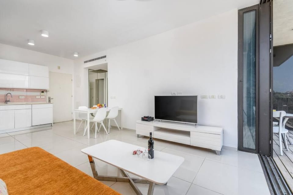 Sunny 1BR in New Building Parking by Hilton Beach Apartment in Tel Aviv-Yafo