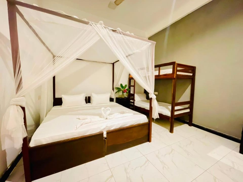 Bedroom, bunk bed