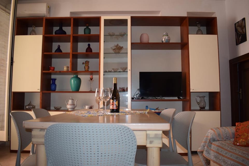 Communal lounge/ TV room, Living room, Seating area, Dining area