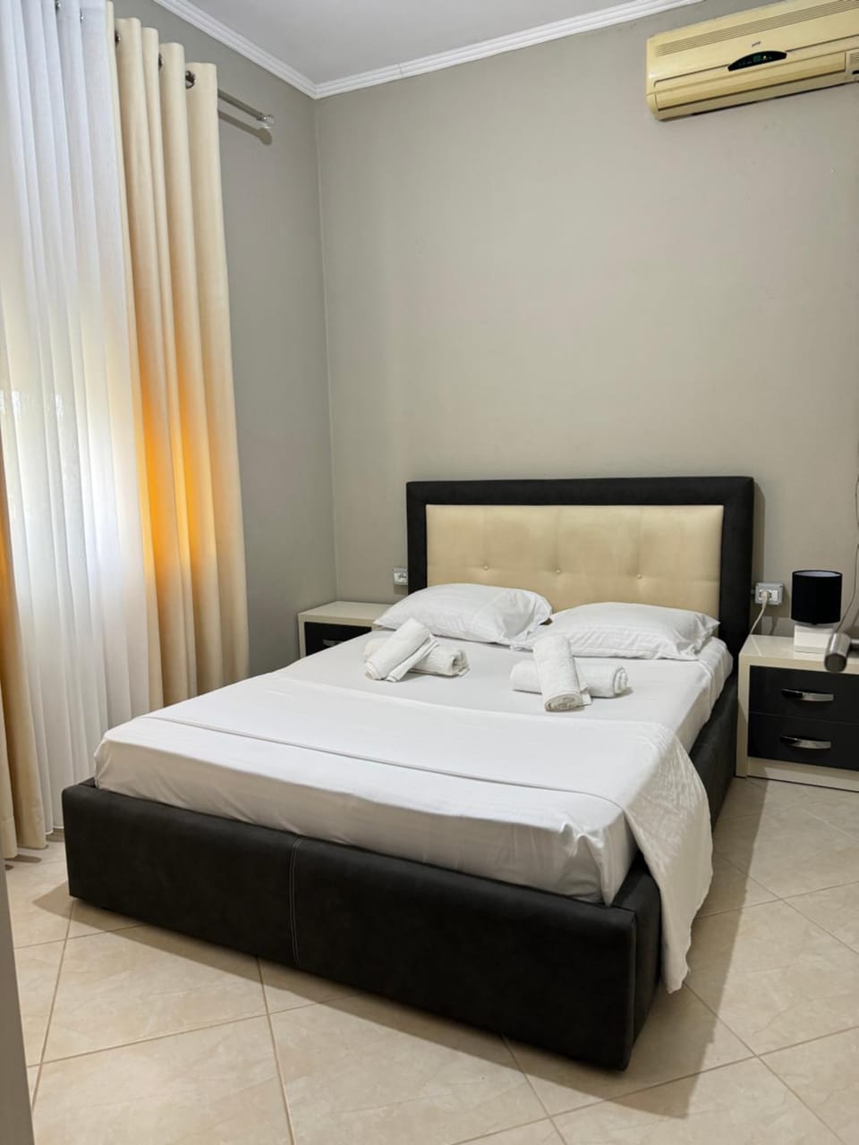 Photo of the whole room, towels, air conditioner