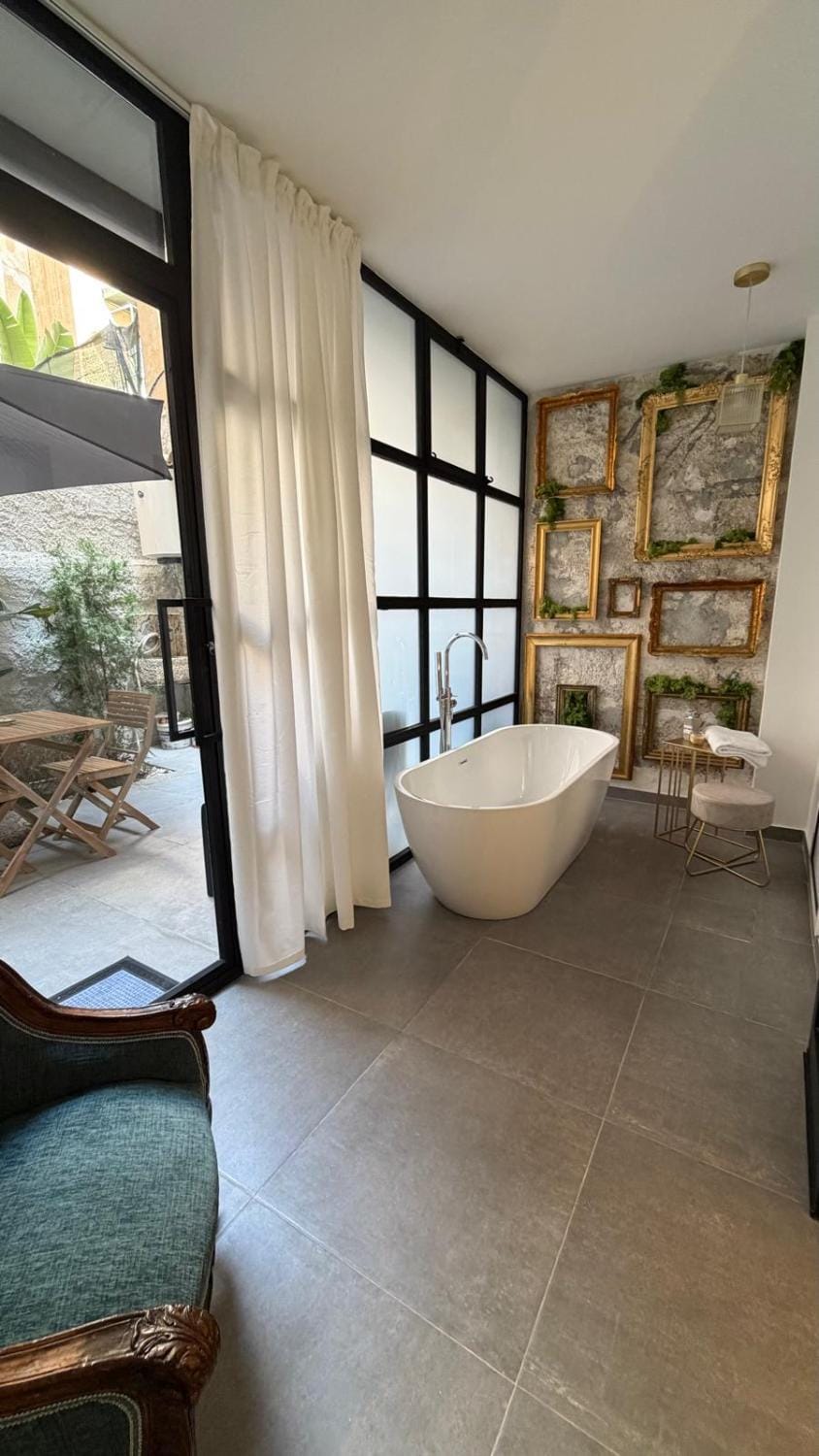 Photo of the whole room, Garden view, Bath