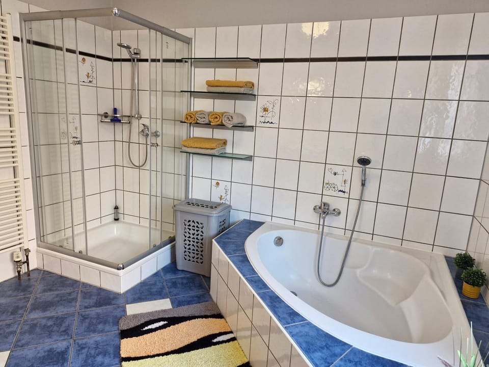 Shower, Bathroom, Bath, towels