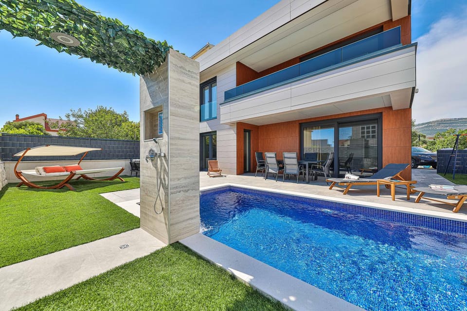 Property building, Day, Garden, Garden view, Pool view, Swimming pool, sunbed