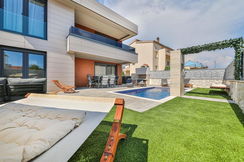 Property building, Day, Garden, Garden view, Pool view, Swimming pool, sunbed