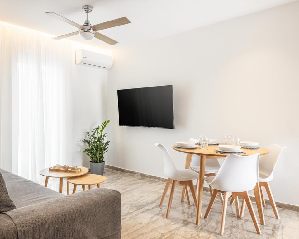 Communal lounge/ TV room, TV and multimedia, Seating area, Dining area, Evening entertainment