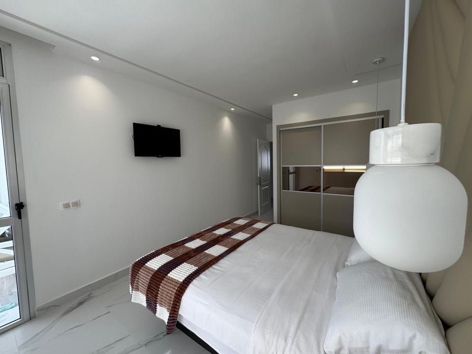 Bed, TV and multimedia, Bedroom
