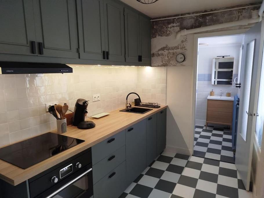 Kitchen or kitchenette, dishwasher, stove