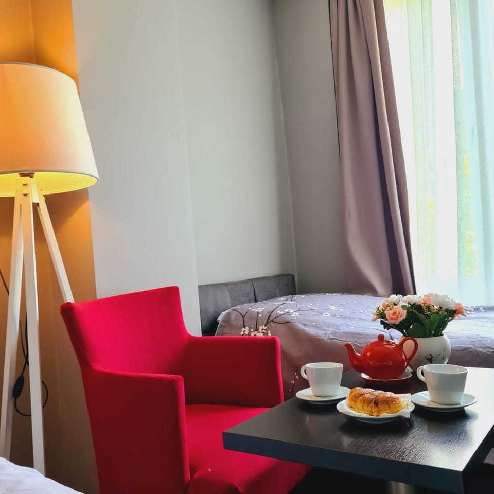 Bed, Seating area, Bedroom