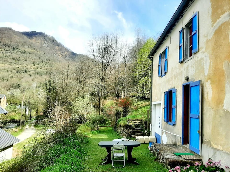 Property building, Patio, Day, Natural landscape, Garden, Garden view, Mountain view