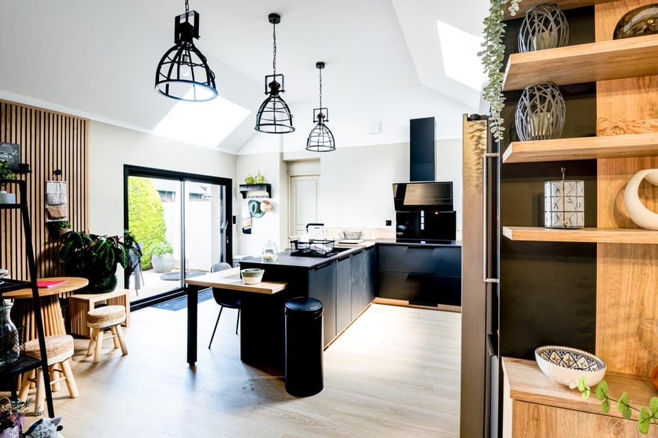 Kitchen or kitchenette, Dining area