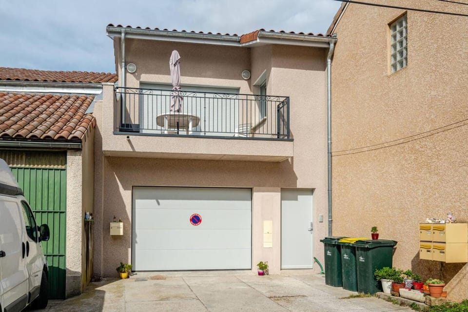 Property building, Day, Neighbourhood, Balcony/Terrace, Street view