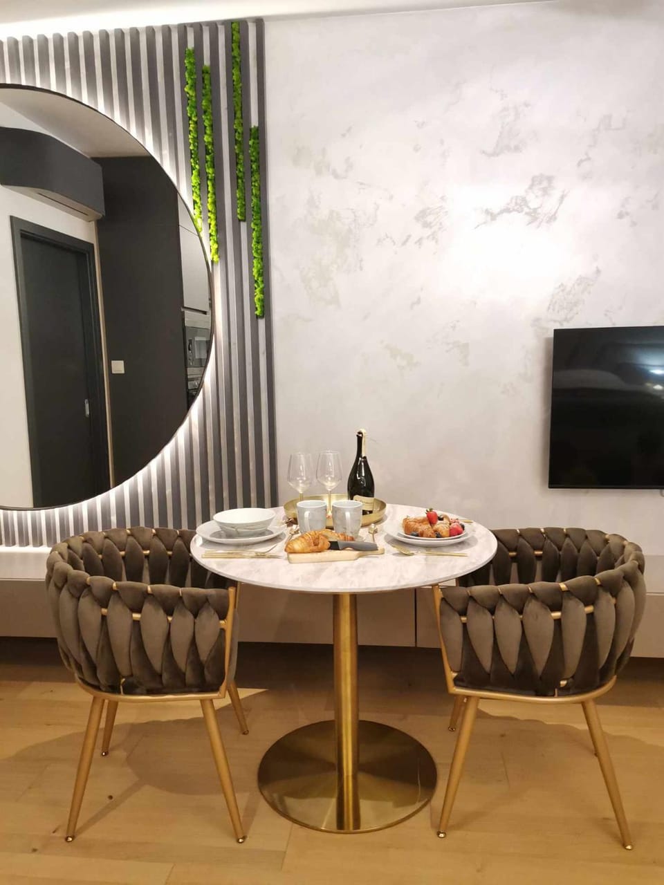 TV and multimedia, Living room, Food and drinks, Seating area