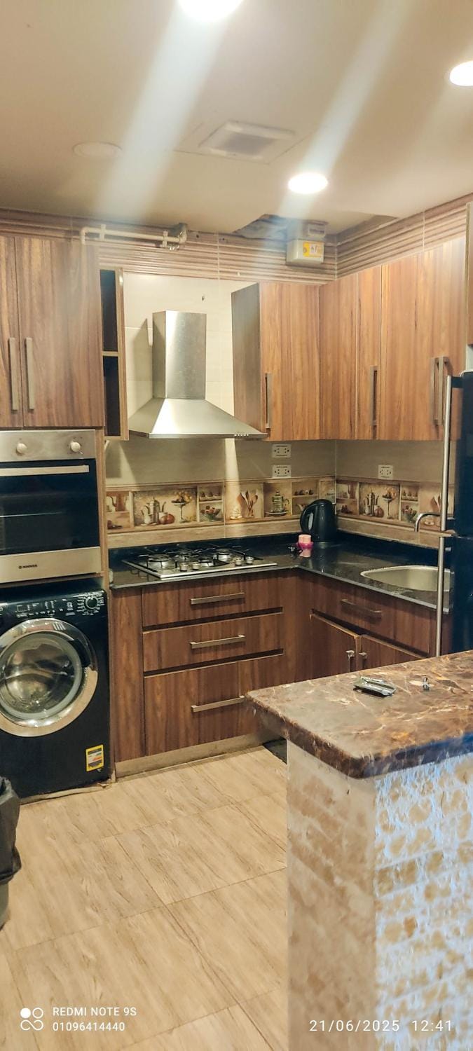 Kitchen or kitchenette, minibar, stove