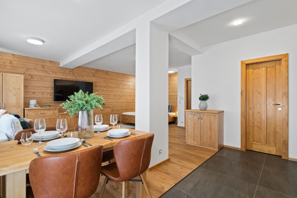 Kitchen or kitchenette, Living room, Seating area, Dining area