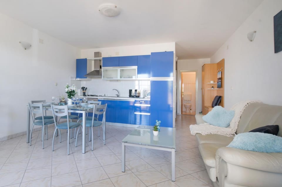 Kitchen or kitchenette, Living room, Seating area, Dining area, dishwasher