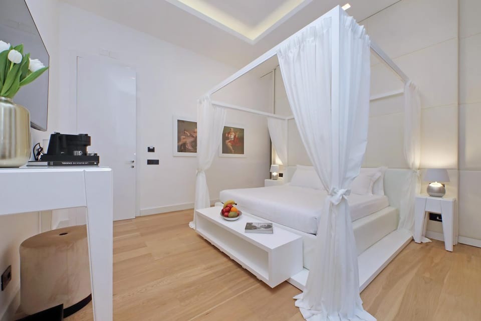Bed, TV and multimedia, Photo of the whole room, Bedroom