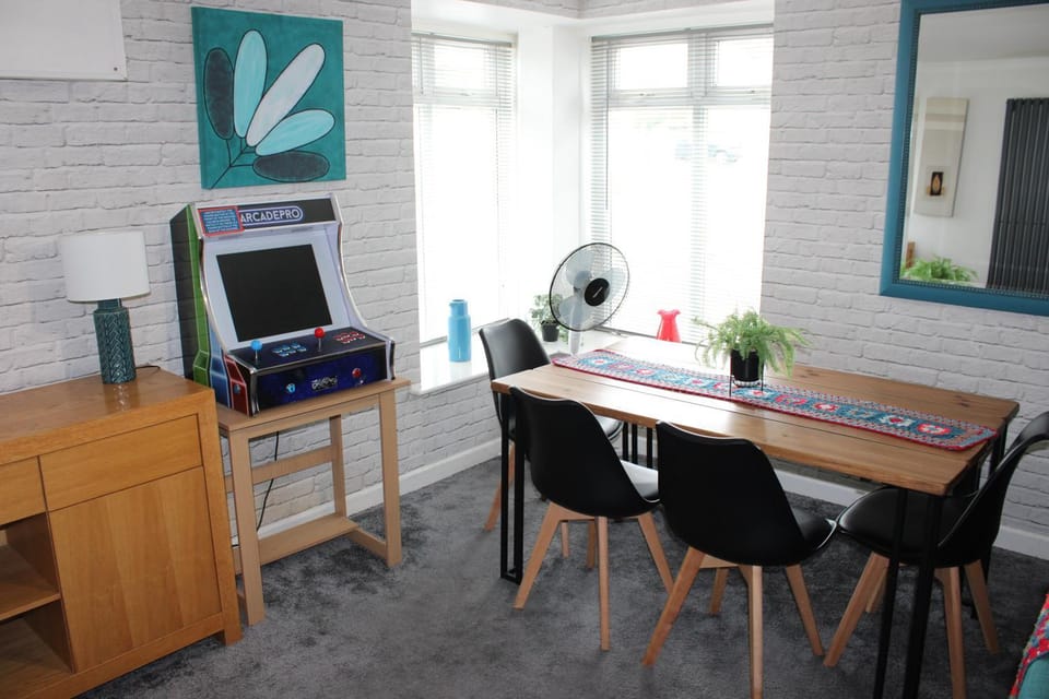 Game Room, Dining area